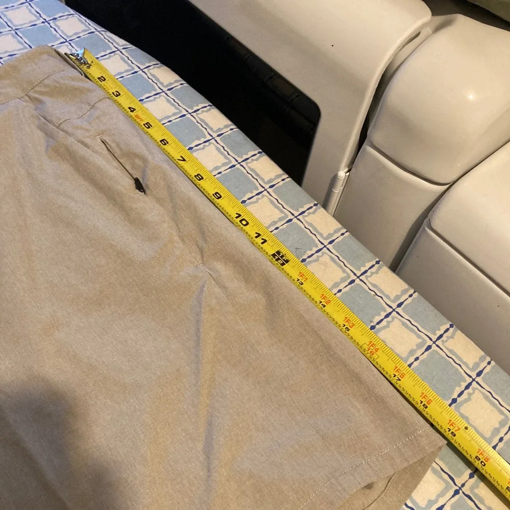 Vuori Aim Shorts Mens 34 Khaki Tan Technical Stretch Performance V368